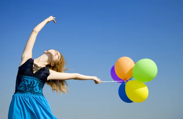 Rude dziewczyny z kolorowych balonów na tle błękitnego nieba. — Zdjęcie stockowe