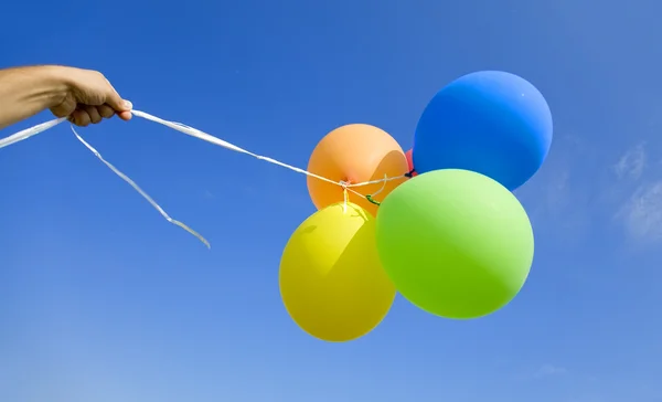 Weibchen mit bunten Luftballons — Stockfoto