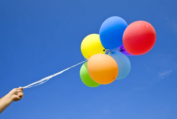 女性持有五彩的气球 — 图库照片