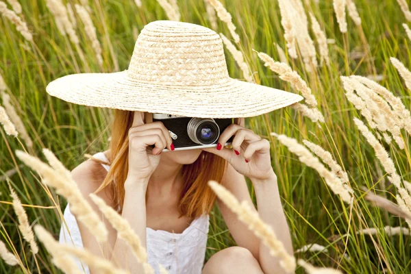 Ruiva menina com câmera velha ao ar livre . — Fotografia de Stock