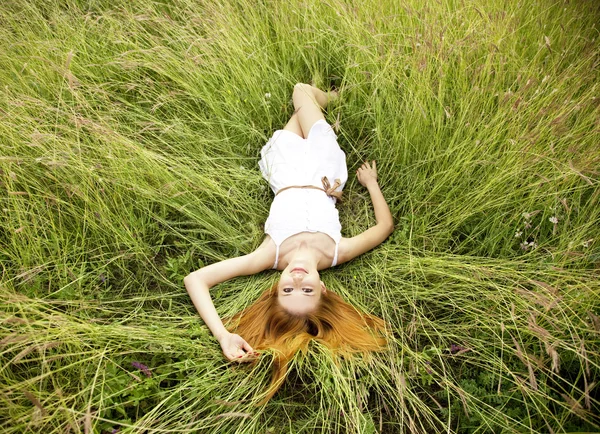 Schönes Mädchen im Liegen im Gras. — Stockfoto