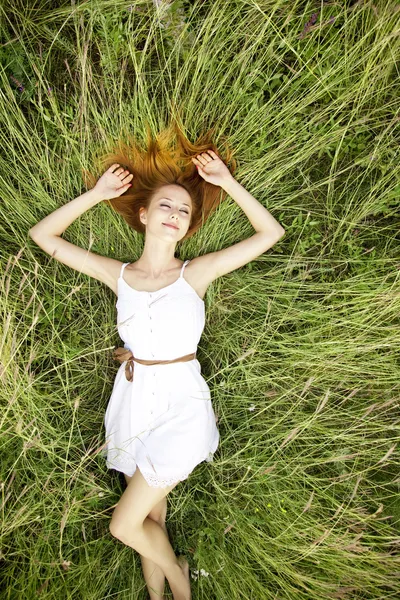 Красива дівчина лежить на траві . — стокове фото