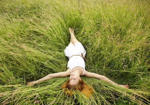 Belle fille couchée à l'herbe . — Photo