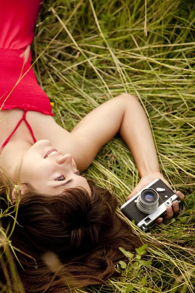 Brünette mädchen mit kamera bei outdoor. — Stockfoto