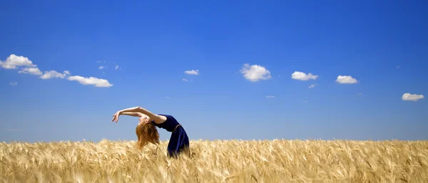 Menina ruiva no campo de trigo no dia de verão . — Fotografia de Stock