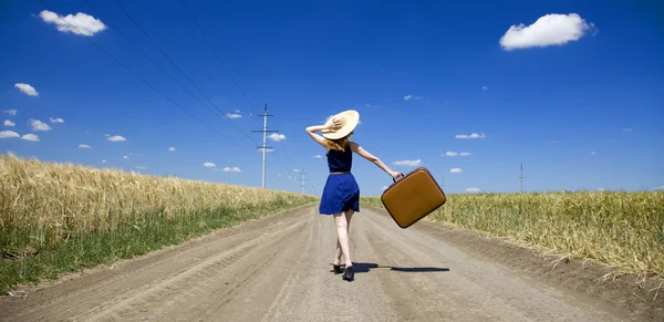 Magányos lány, bőrönd, ország út. — Stock Fotó