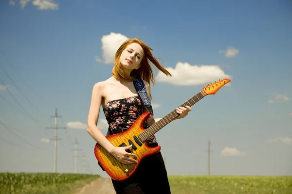 Ragazza rock con chitarra in campagna . — Foto Stock