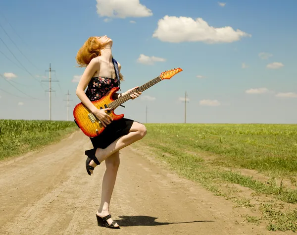 Rock meisje met gitaar op platteland. — Stockfoto