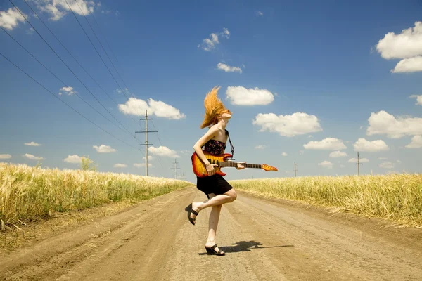 田舎でギターとロックの女の子. — ストック写真