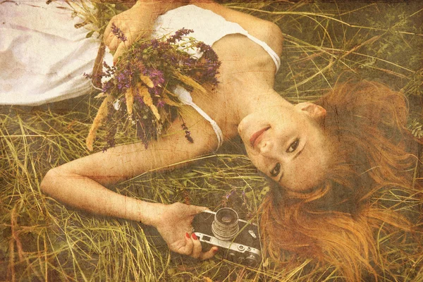 Menina ruiva com câmera vintage ao ar livre . — Fotografia de Stock