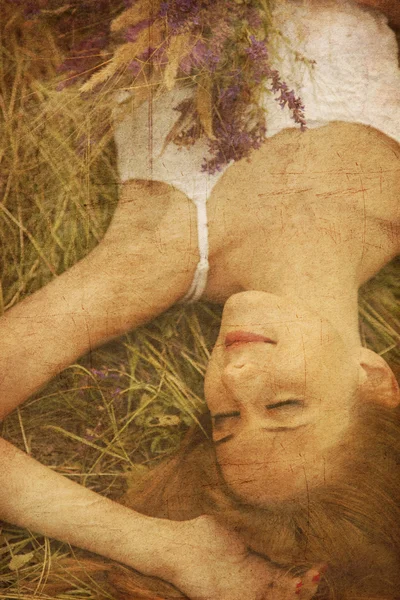 美丽的女孩躺在草. — 图库照片