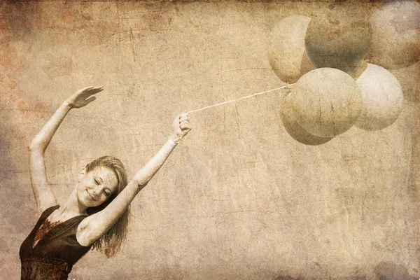 Pelirroja chica con globos en el fondo del cielo azul . —  Fotos de Stock