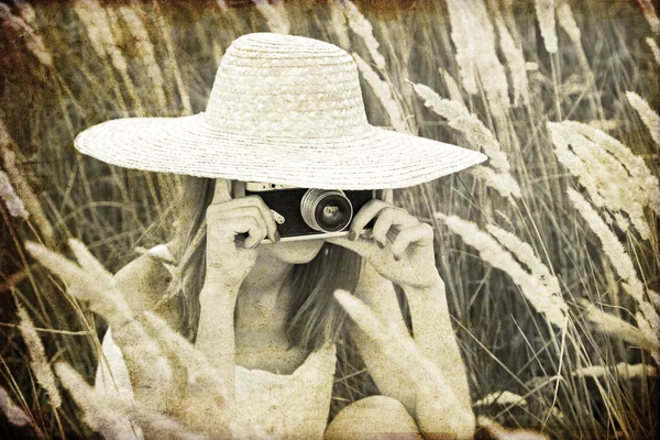 Rödhårig tjej med vintage kamera på utomhus. — Stockfoto