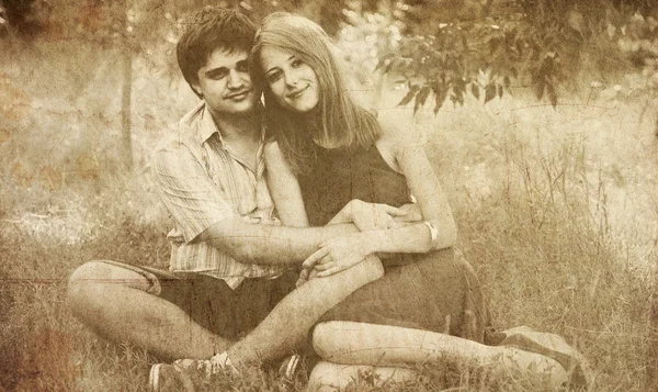 Jovem casal apaixonado ao ar livre. — Fotografia de Stock