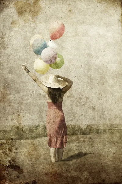 Esmer kız mavi gökyüzü arka plan, renk balonlar ile. — Stok fotoğraf