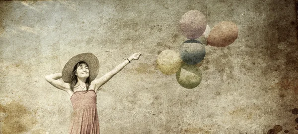 Μελαχρινή κοπέλα με μπαλόνια χρώμα στο φόντο του ουρανού μπλε. — Φωτογραφία Αρχείου