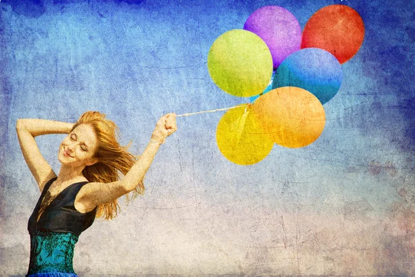 Pelirroja chica con globos de color en el fondo del cielo azul . —  Fotos de Stock
