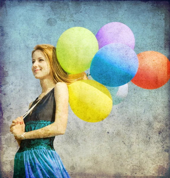 Pelirroja chica con globos de color en el fondo del cielo azul . — Foto de Stock