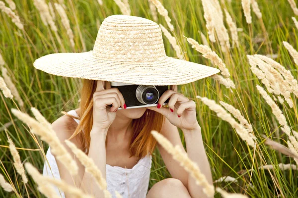 Redhead girl with old camera at outdoor. — Stock Photo, Image