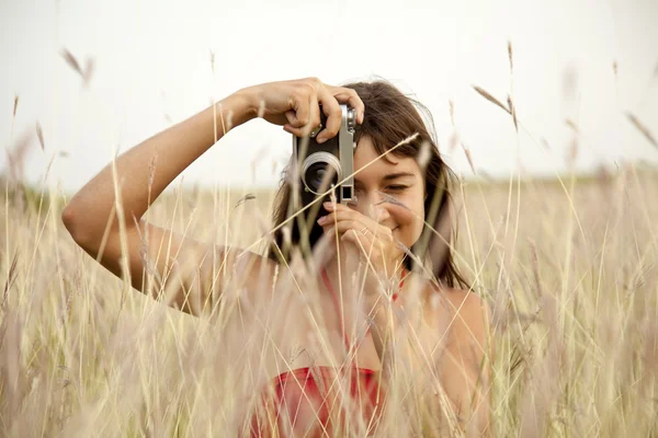Brunett tjej med kamera på utomhus. — Stockfoto
