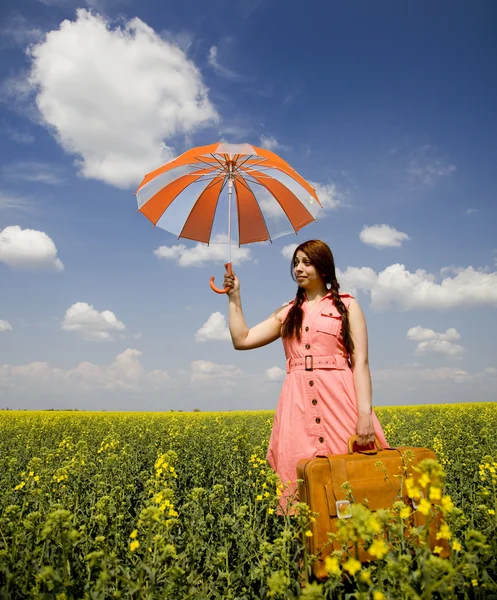 Morena hechicera con paraguas y maleta en primavera rapese — Foto de Stock