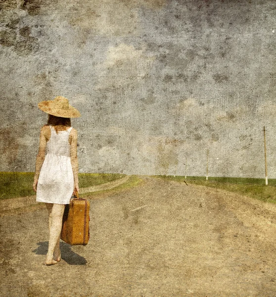 Eenzaam meisje met koffer in landweg... foto in oude afbeelding s — Stockfoto