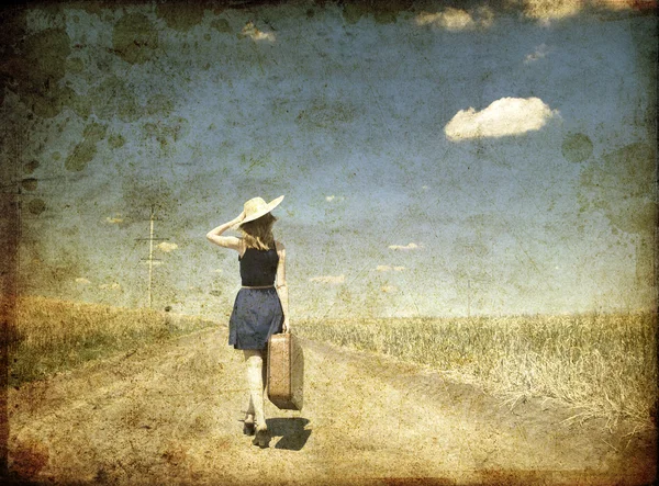 Yalnız kız çanta köy yolunda. — Stok fotoğraf