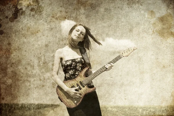 Chica de rock con guitarra en el campo . — Foto de Stock