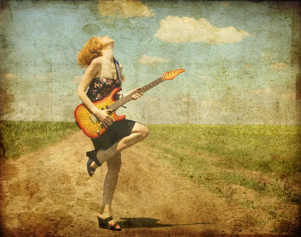 Rock flicka med gitarr på landsbygden. — Stockfoto