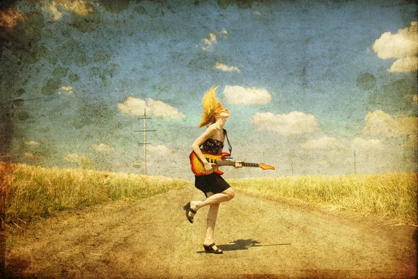 Ροκ κορίτσι με κιθάρα στο ύπαιθρο. — Φωτογραφία Αρχείου