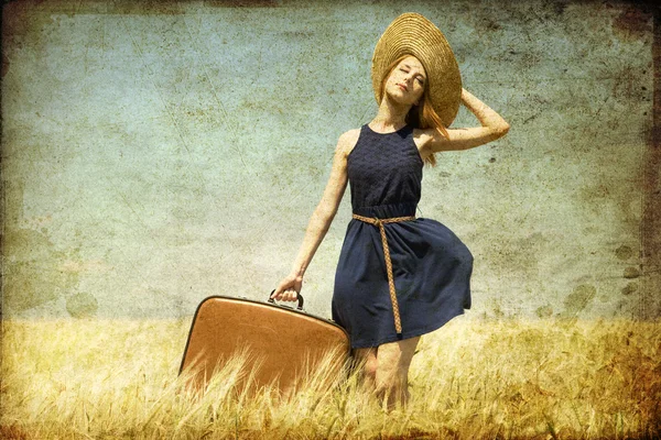 Eenzaam meisje met koffer op land. — Stockfoto