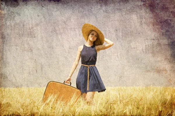 国でスーツケースと孤独な少女. — ストック写真