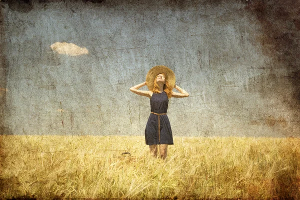 Menina de cabeça vermelha no campo . — Fotografia de Stock