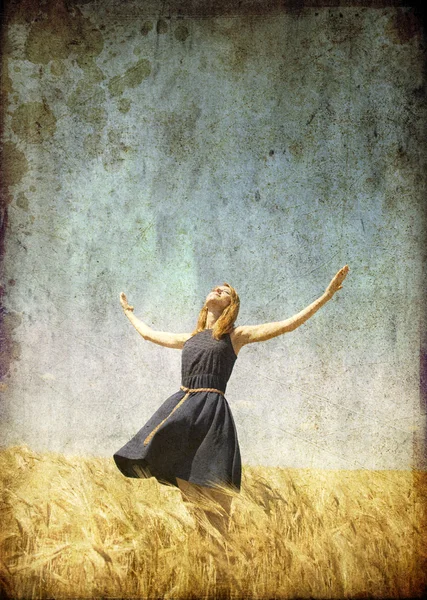 Chica pelirroja en el campo . — Foto de Stock
