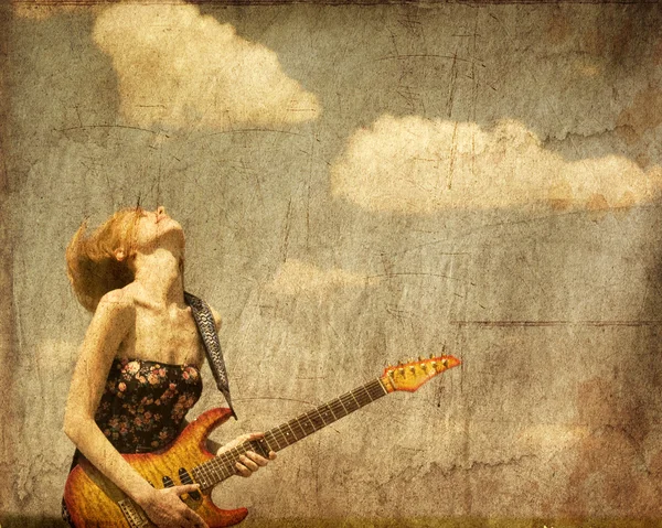 Červená hlava dívka s kytarou. — Stock fotografie