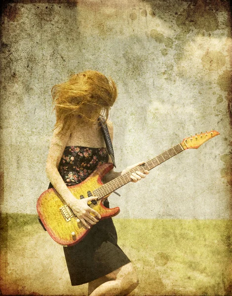 Rood-hoofd meisje met gitaar. — Stockfoto