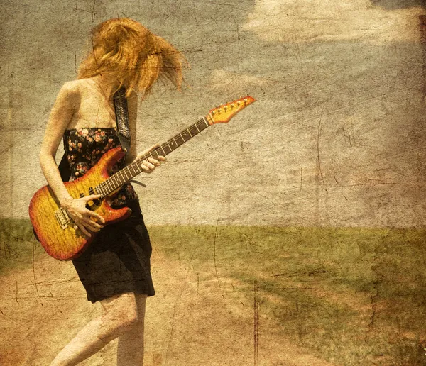 Gitar ile kırmızı kafalı kız. — Stok fotoğraf