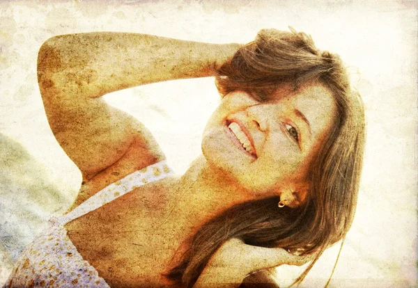 Hübsche junge Frau steht am Strand — Stockfoto
