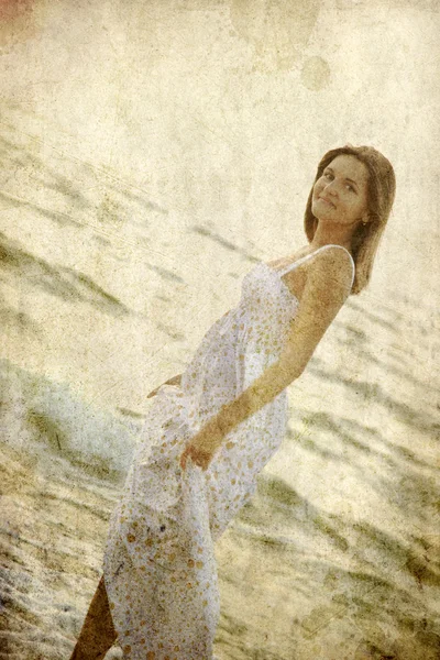 Гарненька молода жінка стоїть на пляжі — стокове фото