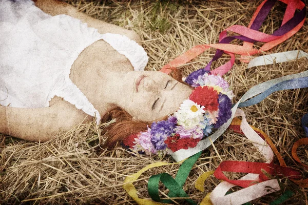 Slaviska flicka med krans liggande på fältet — Stockfoto