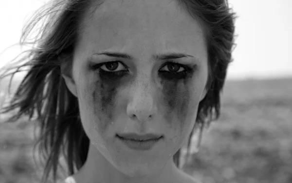 Портрет плачущей девушки крупным планом — стоковое фото