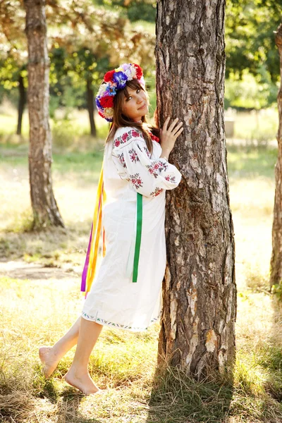 Σλαβική κορίτσι με στεφάνι στο πάρκο. — Φωτογραφία Αρχείου