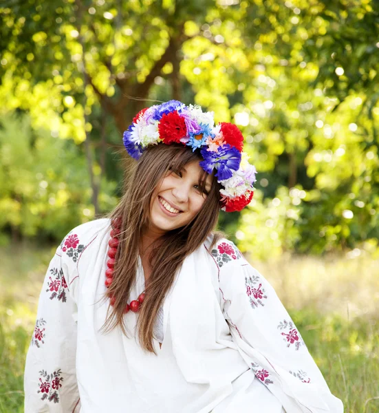 Слов'янська дівчина з вінок на парк. — стокове фото