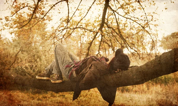 Girl lie at tree branch in forest. — Stock Photo, Image