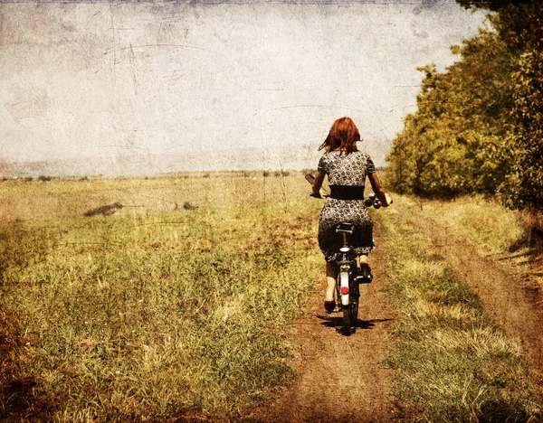 Rossa ragazza con ciclo . — Foto Stock
