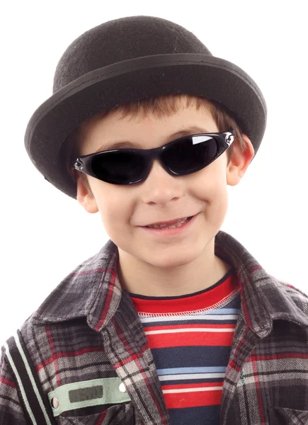 Мальчик в солнечных очках и шляпе — стоковое фото