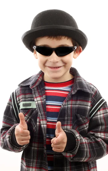 Menino com óculos de sol e chapéu — Fotografia de Stock