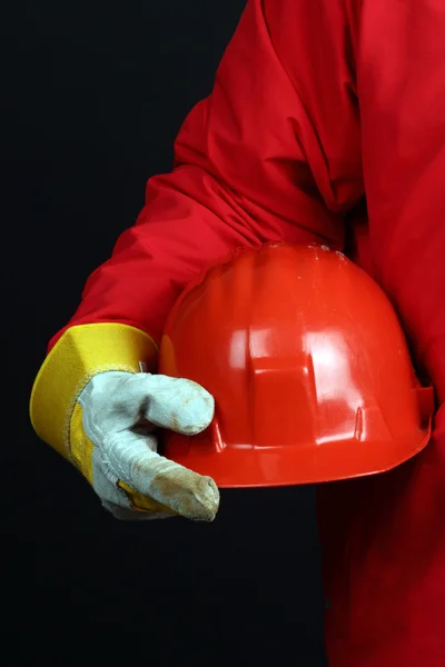 Hombre sosteniendo casco rojo —  Fotos de Stock