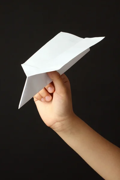 Barn hand med papper plan — Stockfoto