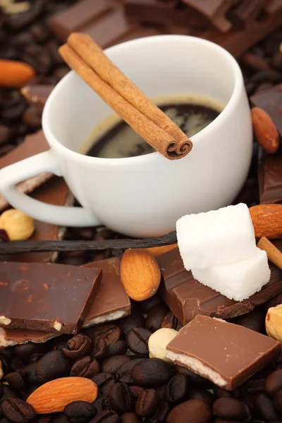 Φλιτζάνι καφέ, σοκολάτα με φουντούκια — Φωτογραφία Αρχείου